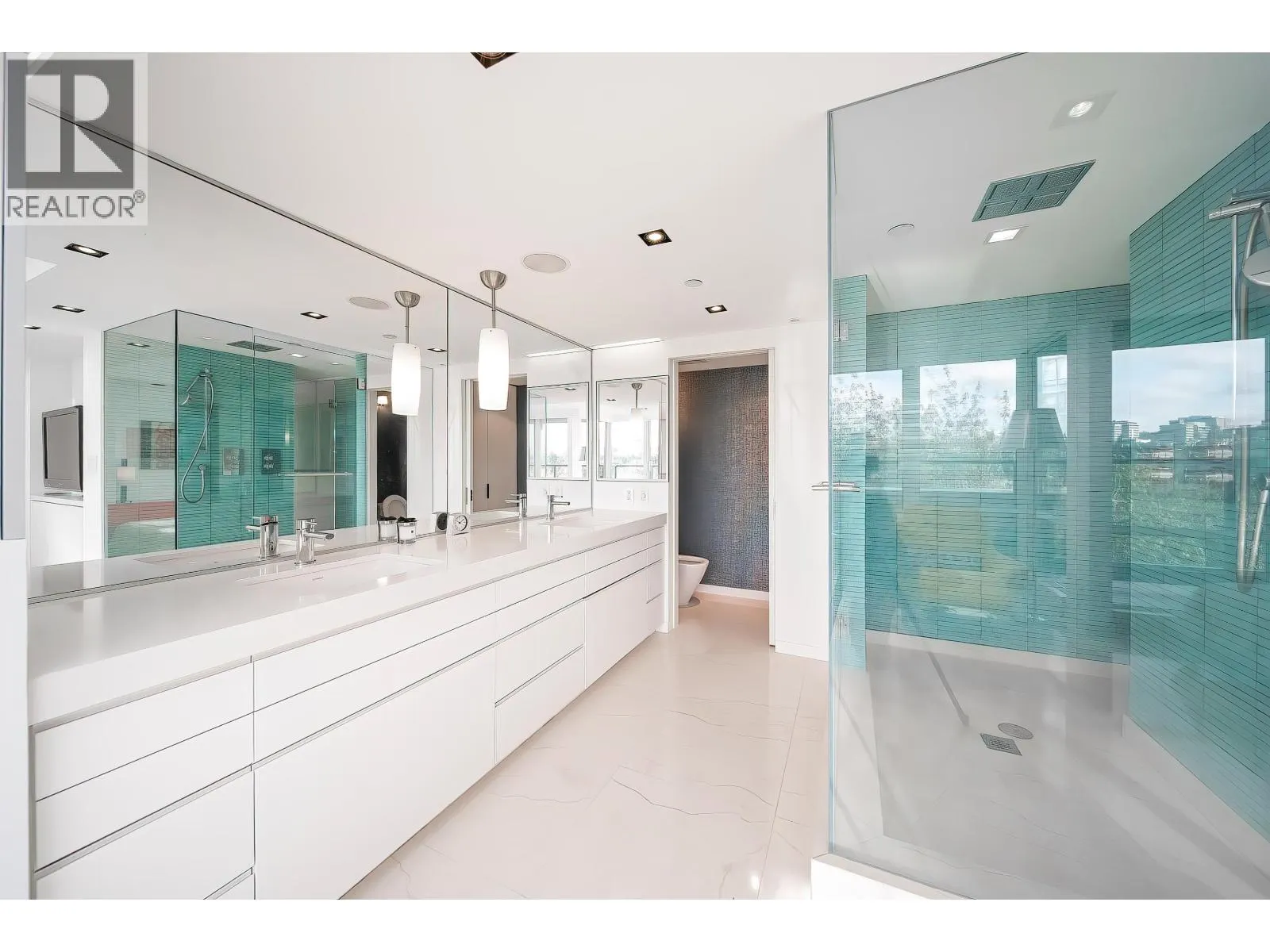 606 1288 MARINASIDE CRESCENT