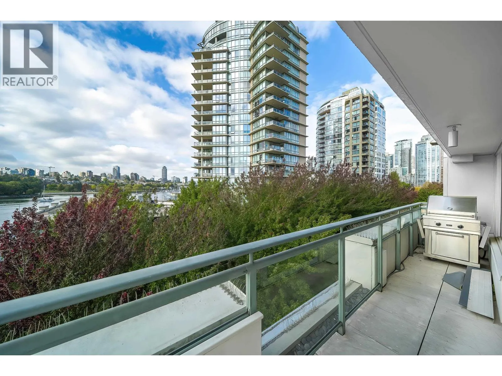 606 1288 MARINASIDE CRESCENT