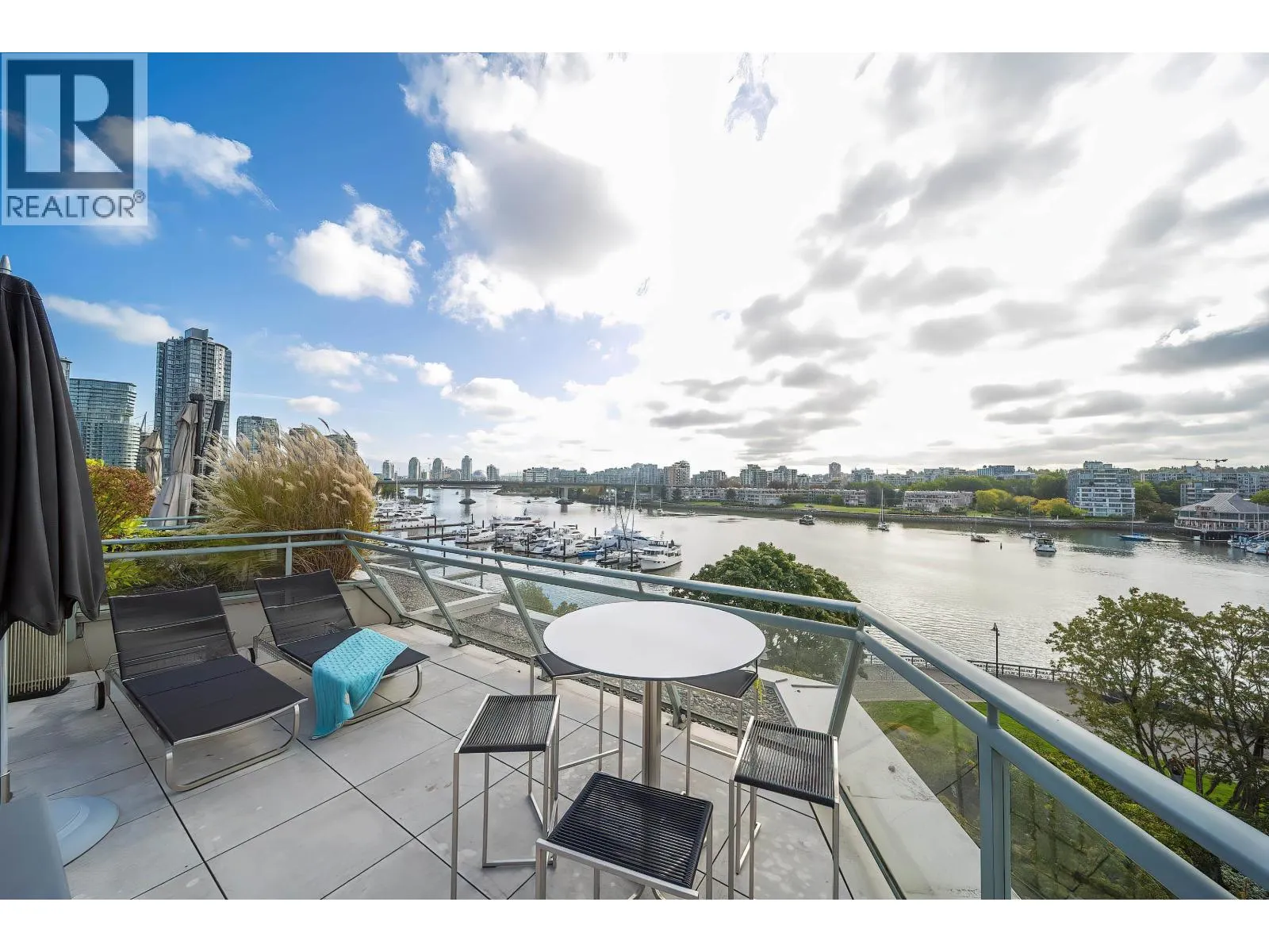 606 1288 MARINASIDE CRESCENT