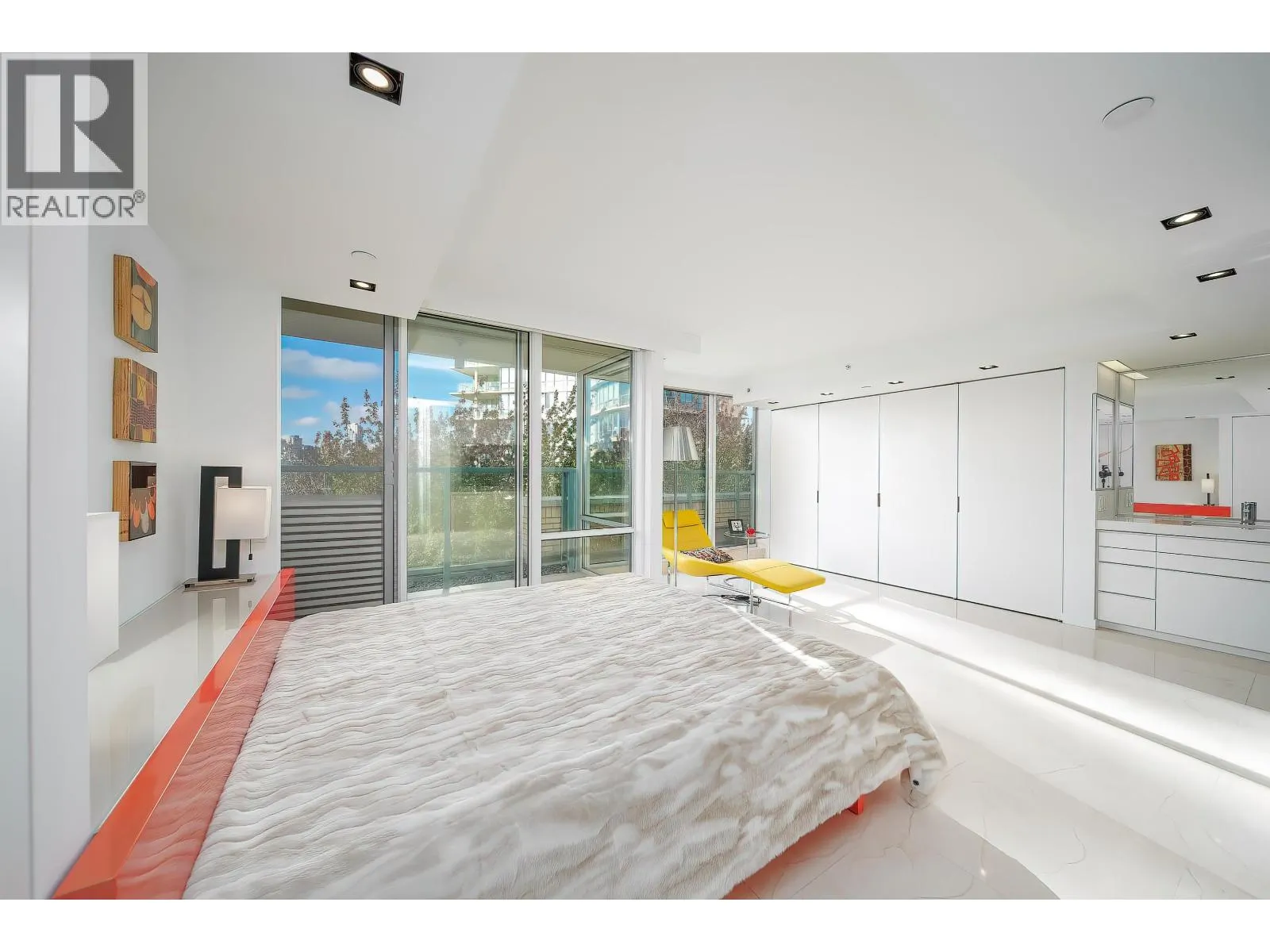 606 1288 MARINASIDE CRESCENT