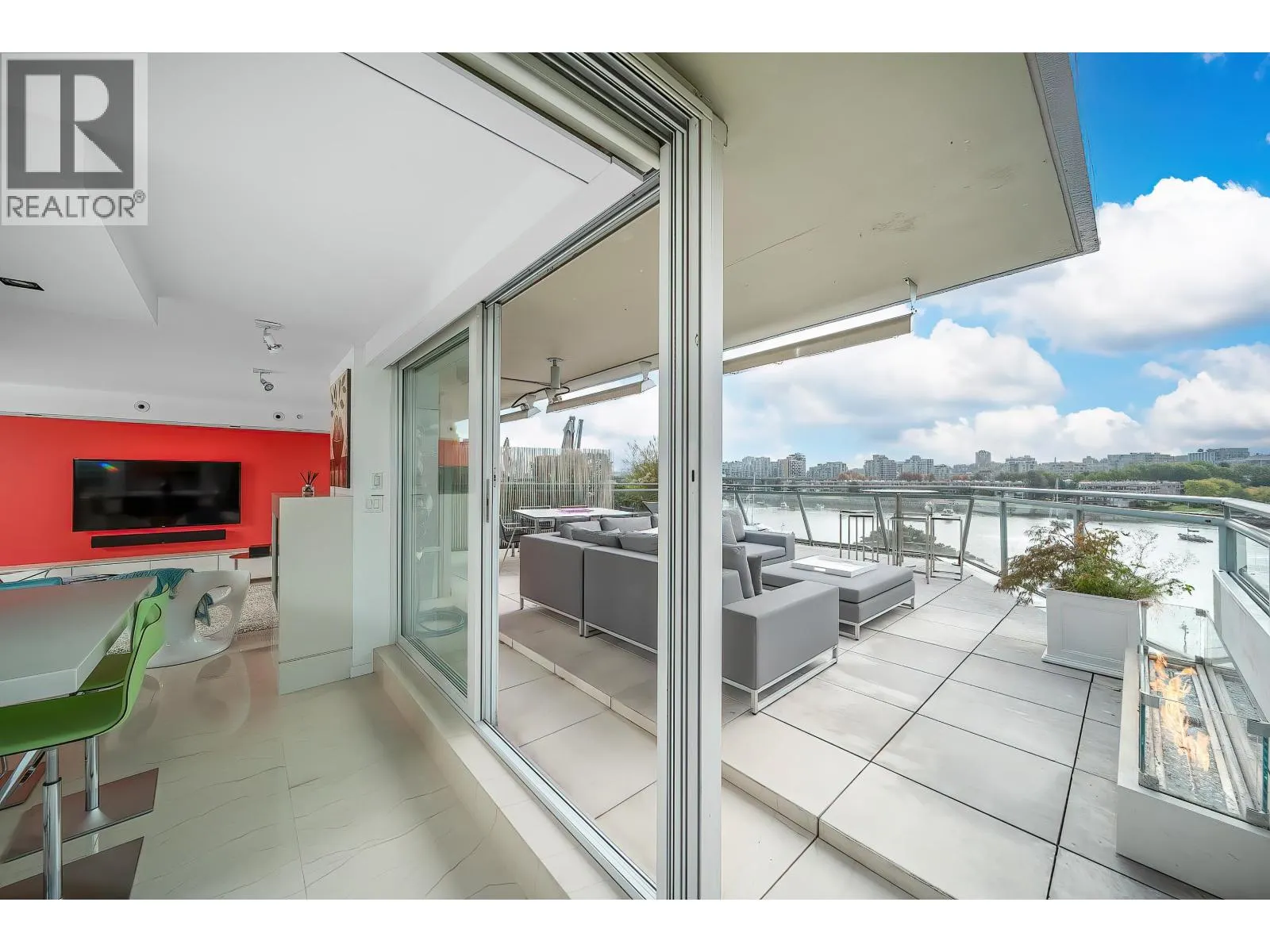 606 1288 MARINASIDE CRESCENT