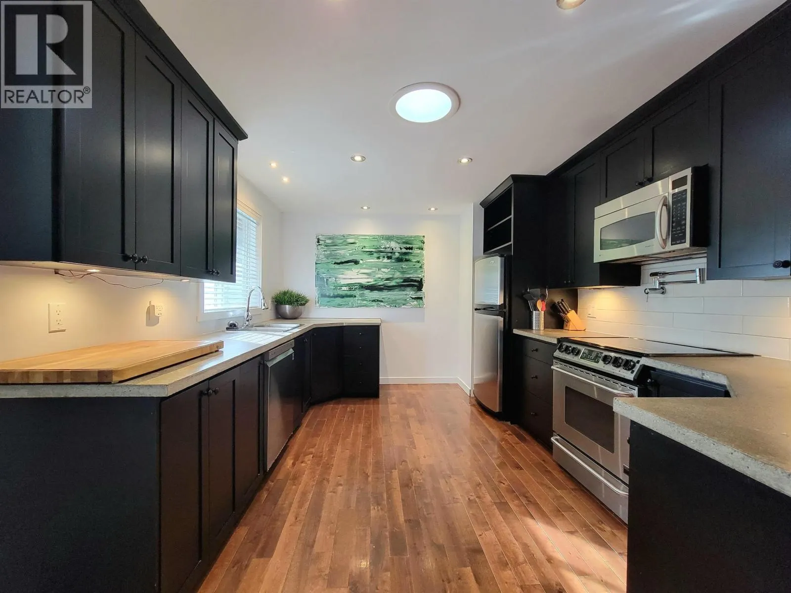 2568 THE BOULEVARD