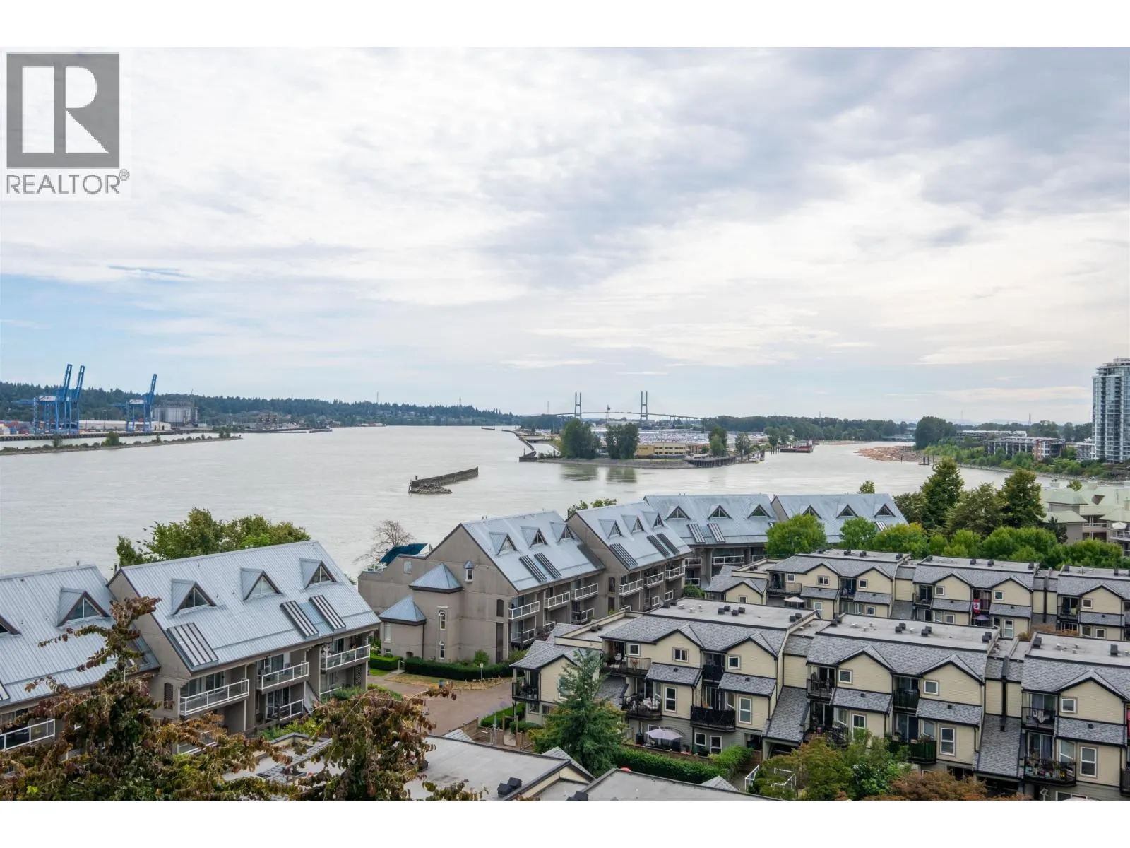 912 988 QUAYSIDE DRIVE