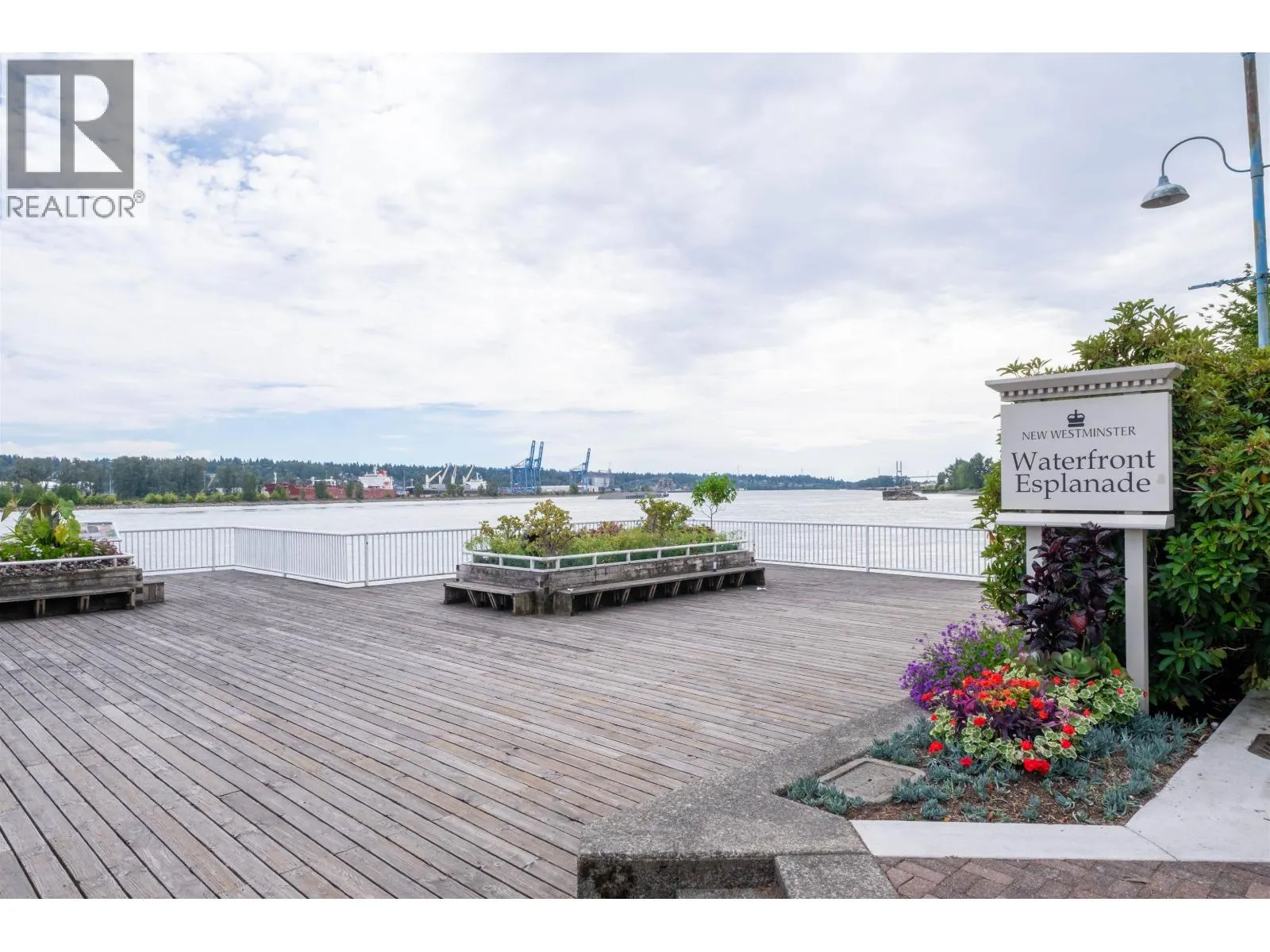 912 988 QUAYSIDE DRIVE