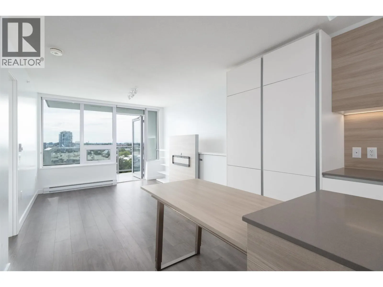 912 988 QUAYSIDE DRIVE