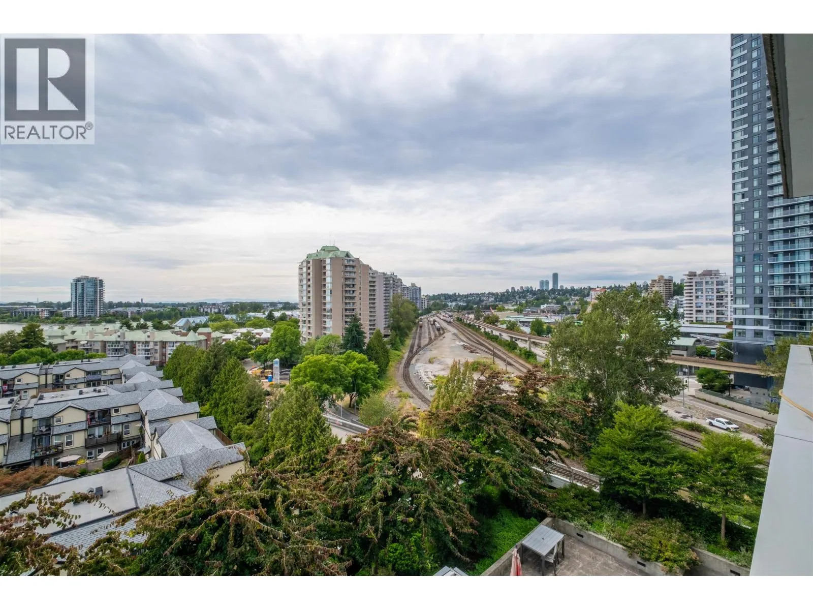 912 988 QUAYSIDE DRIVE