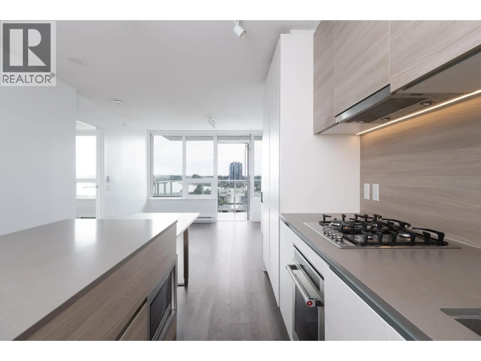 912 988 QUAYSIDE DRIVE