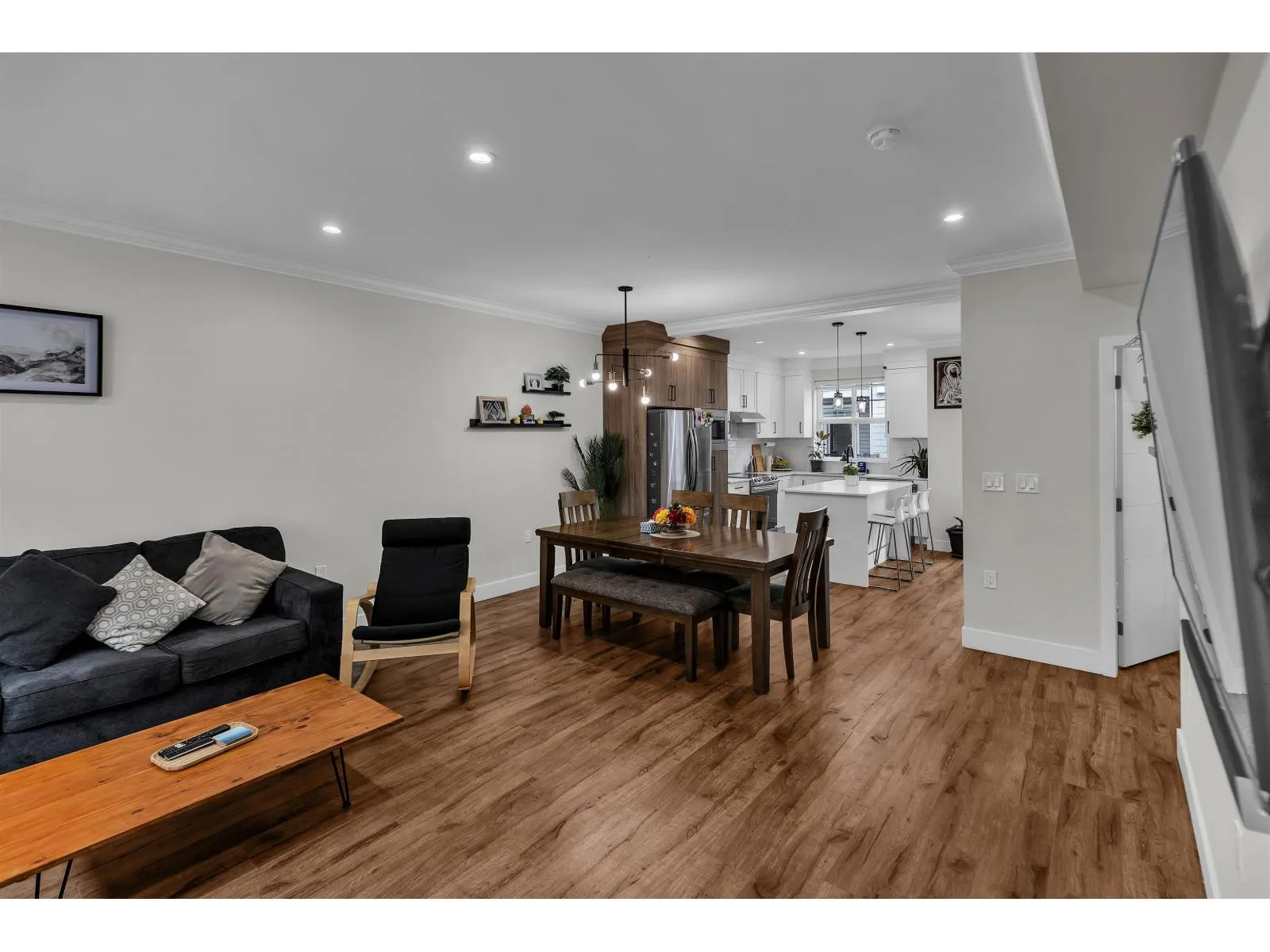 11 2033 MCKENZIE ROAD