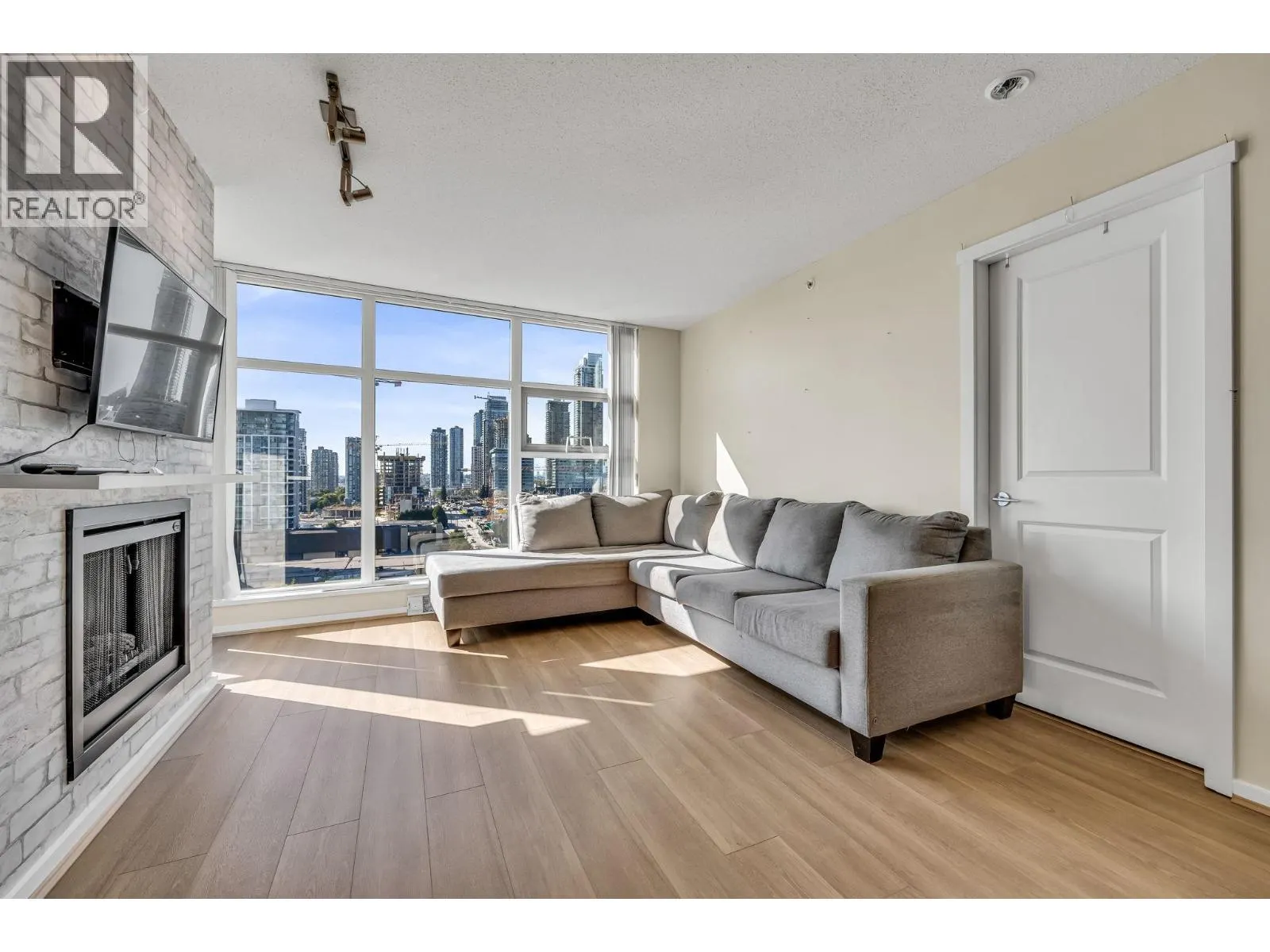 1908 2289 YUKON CRESCENT