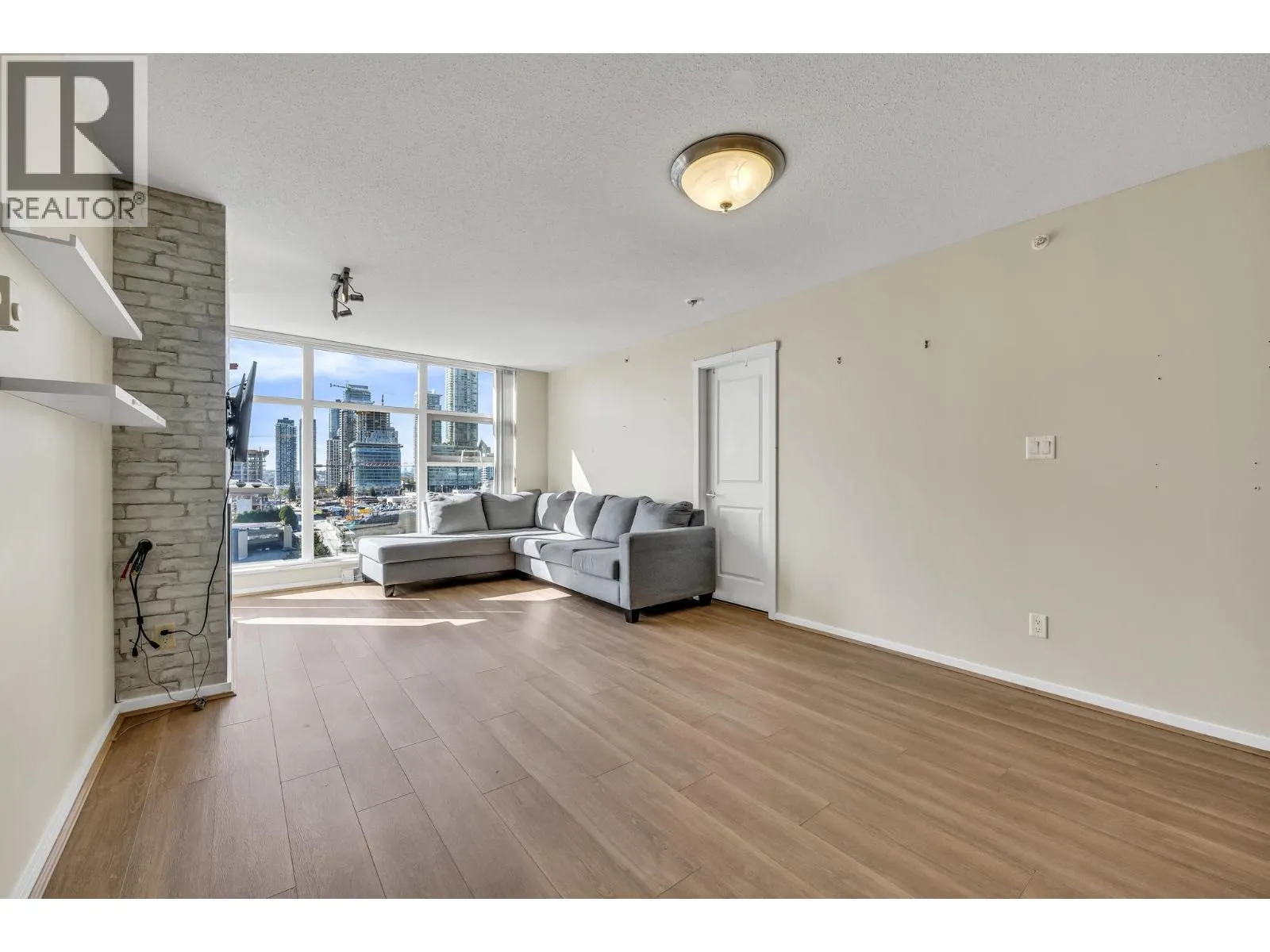 1908 2289 YUKON CRESCENT