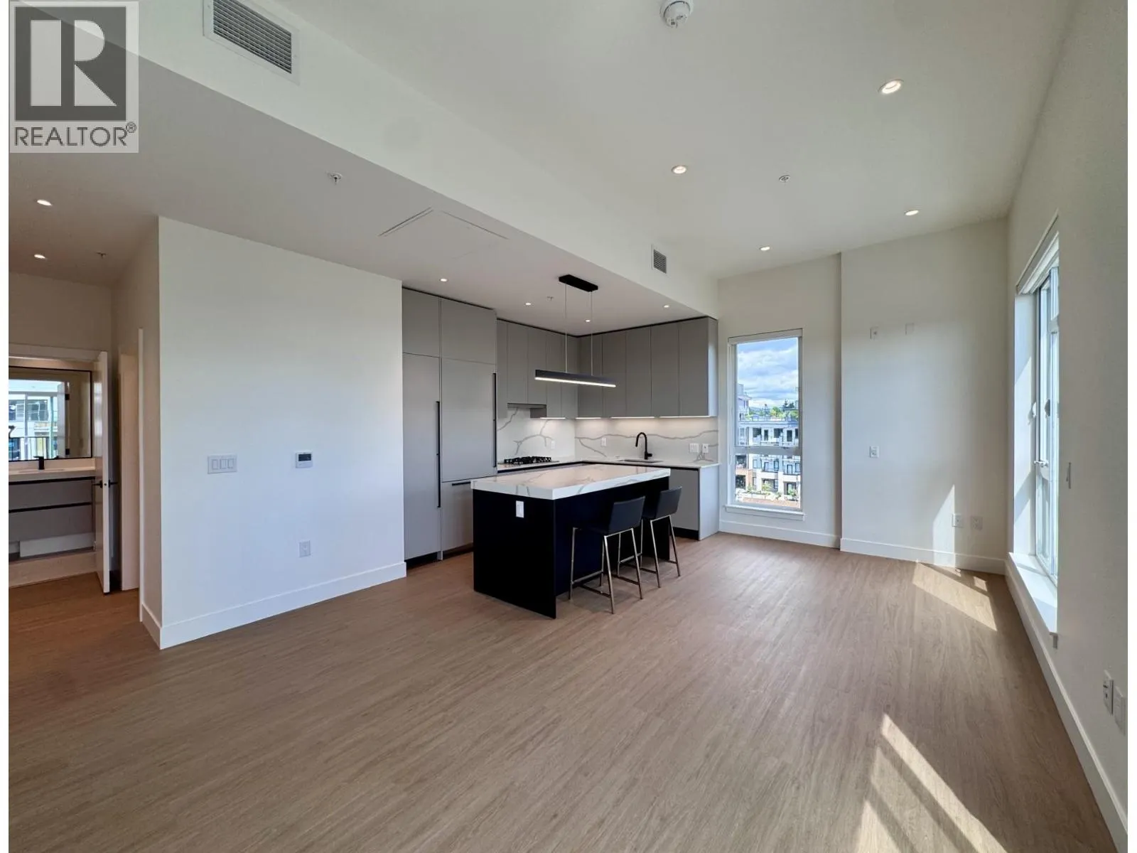 503 2235 E BROADWAY