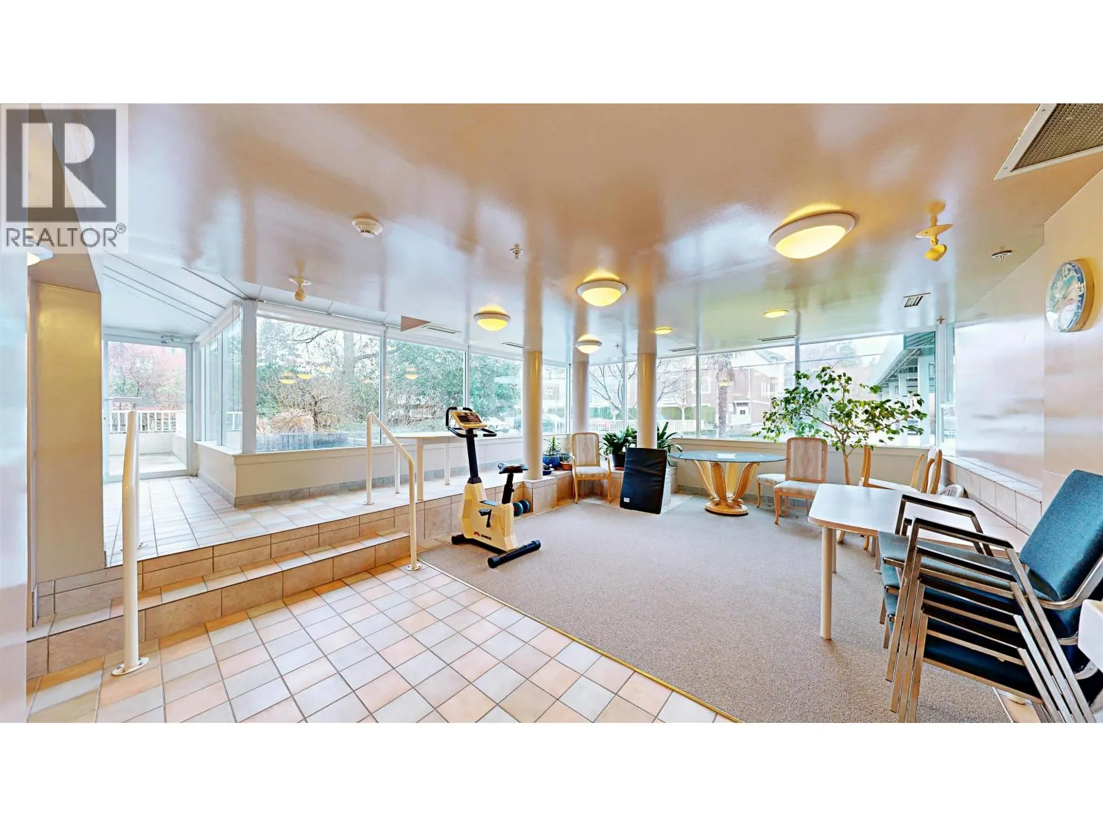 702 1400 VIEW CRESCENT