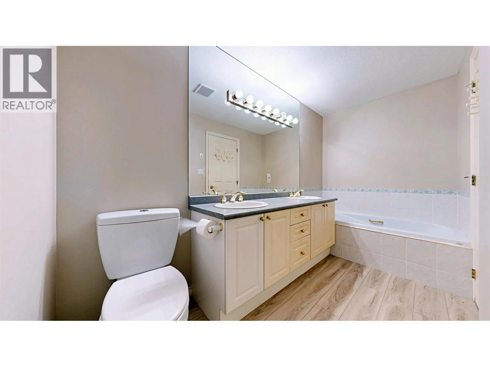 702 1400 VIEW CRESCENT