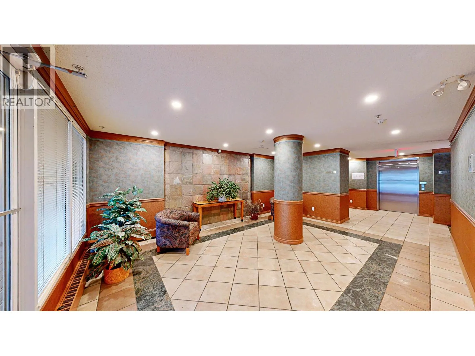 702 1400 VIEW CRESCENT
