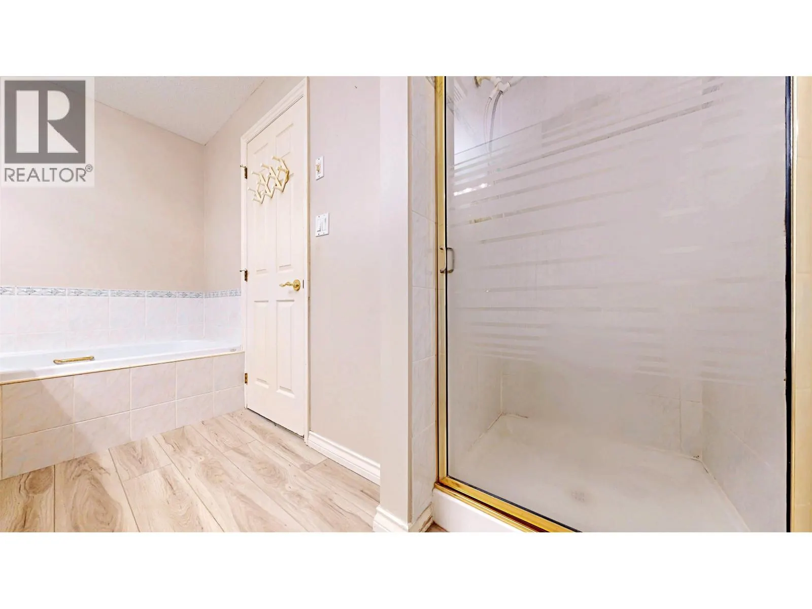 702 1400 VIEW CRESCENT