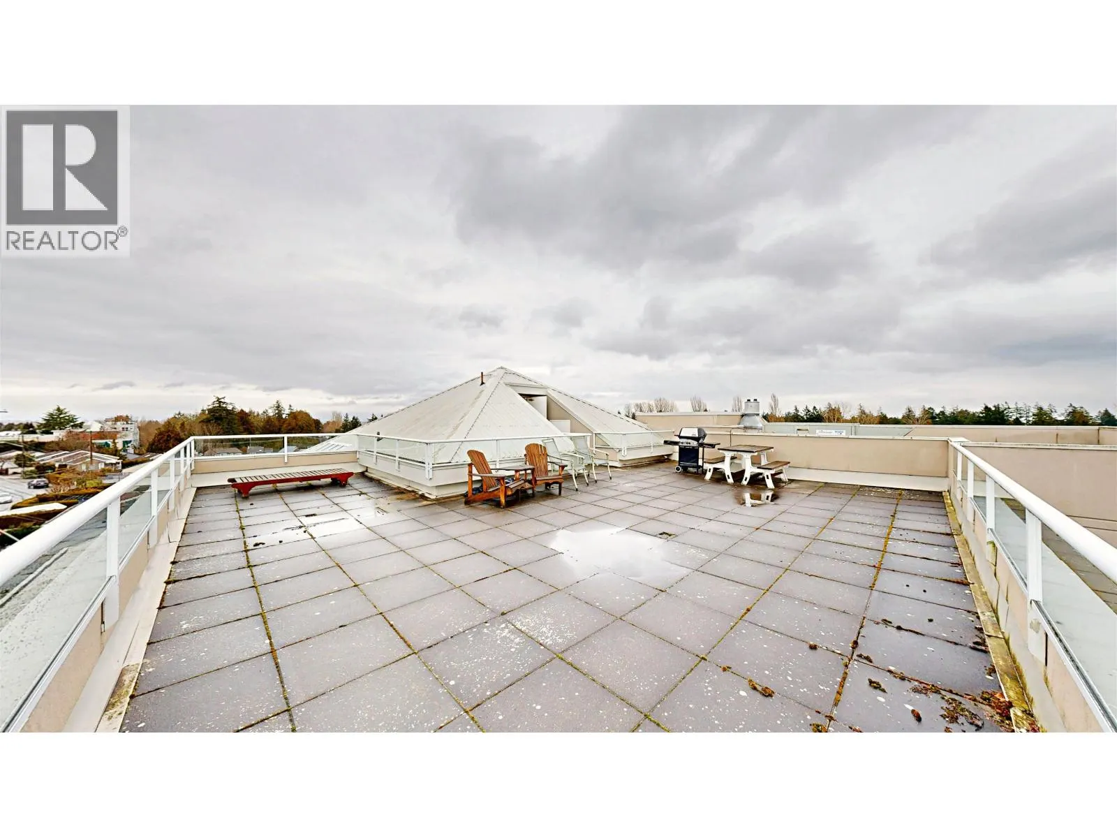 702 1400 VIEW CRESCENT
