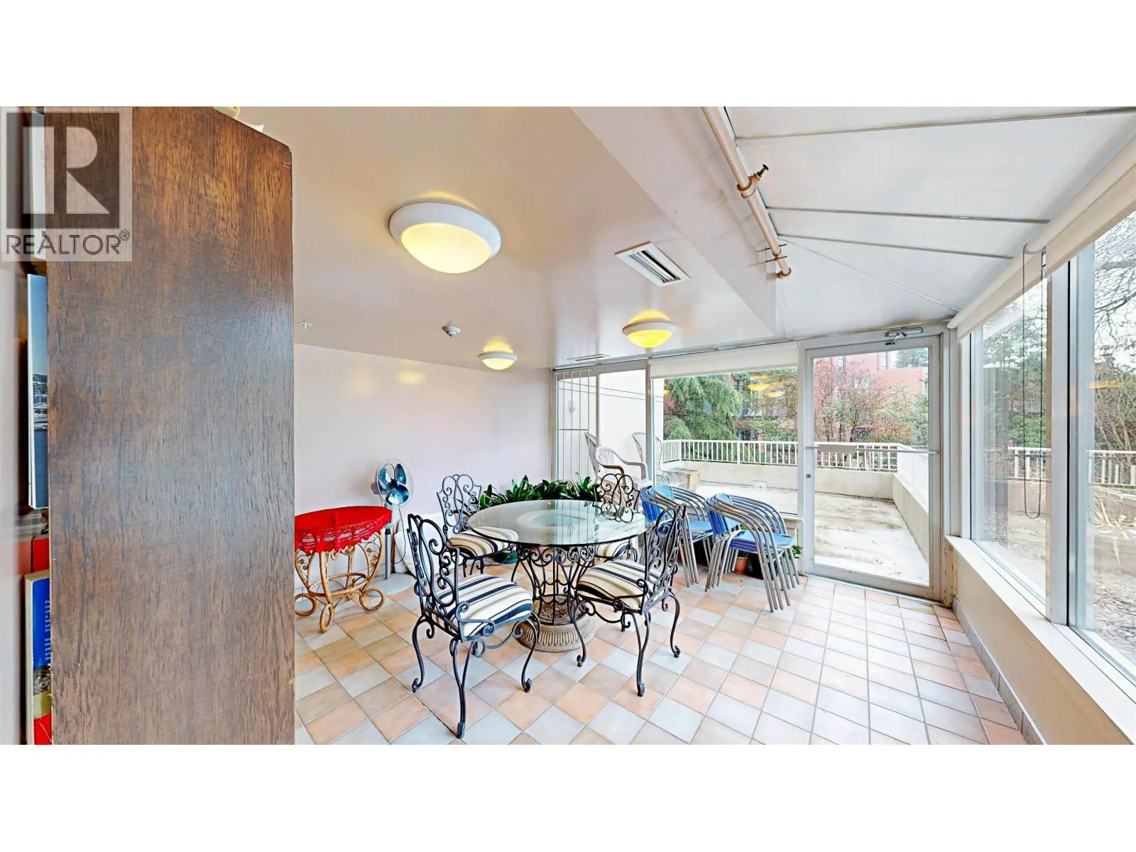 702 1400 VIEW CRESCENT