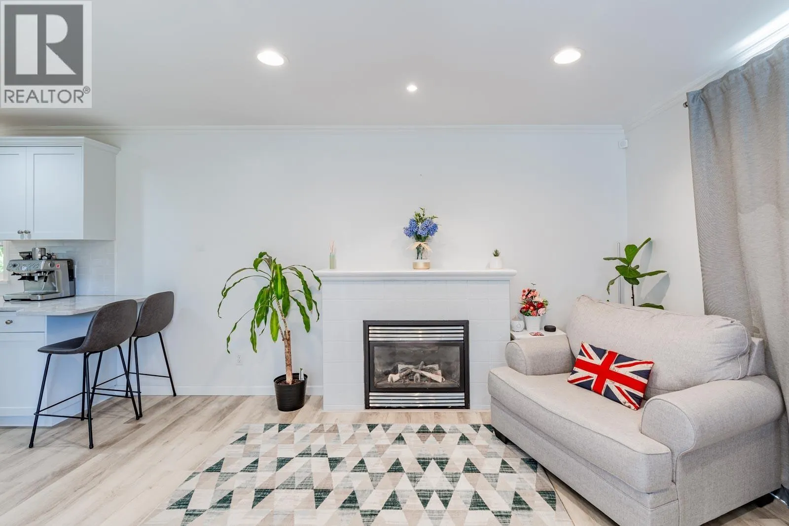 1 252 W 13TH STREET