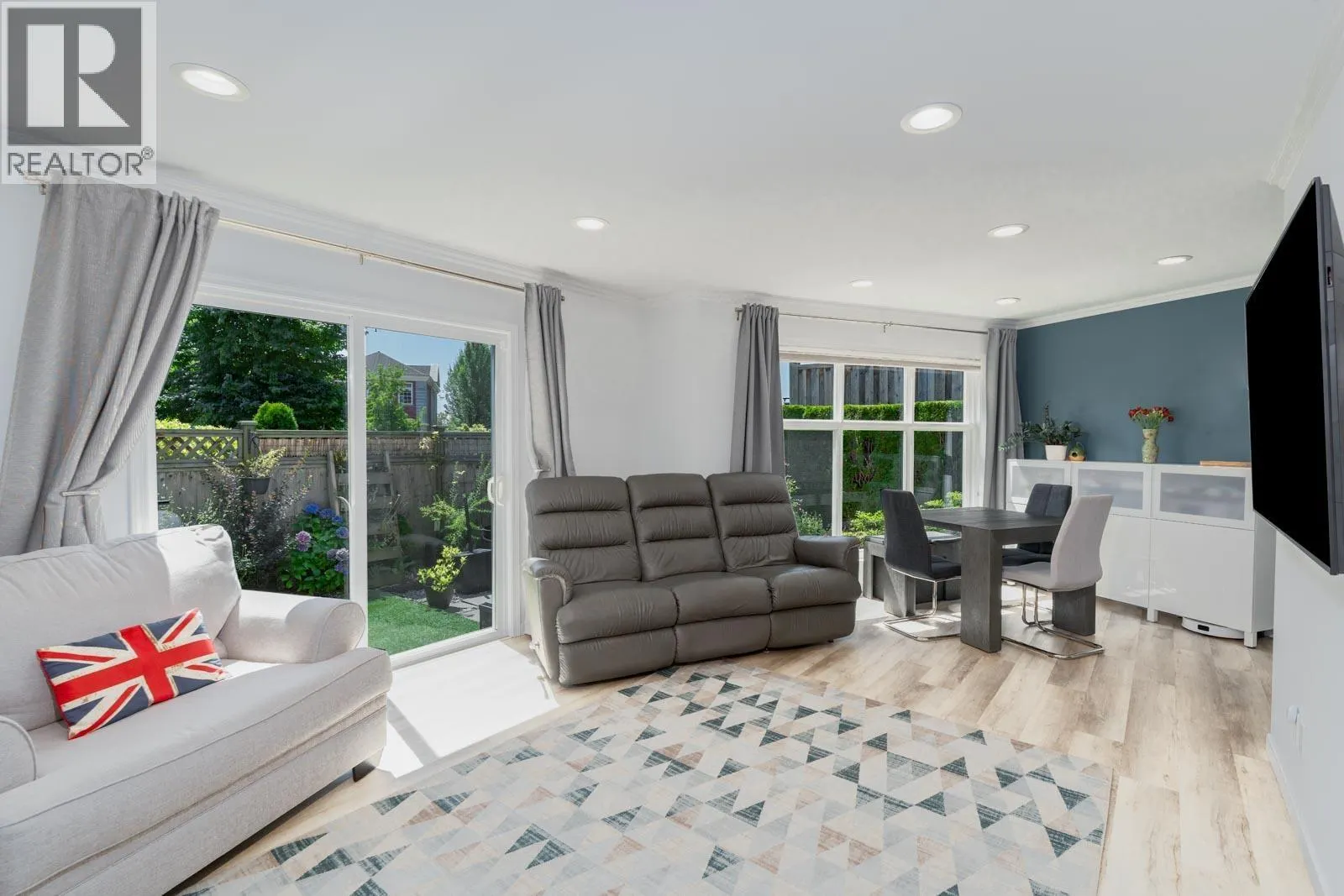 1 252 W 13TH STREET