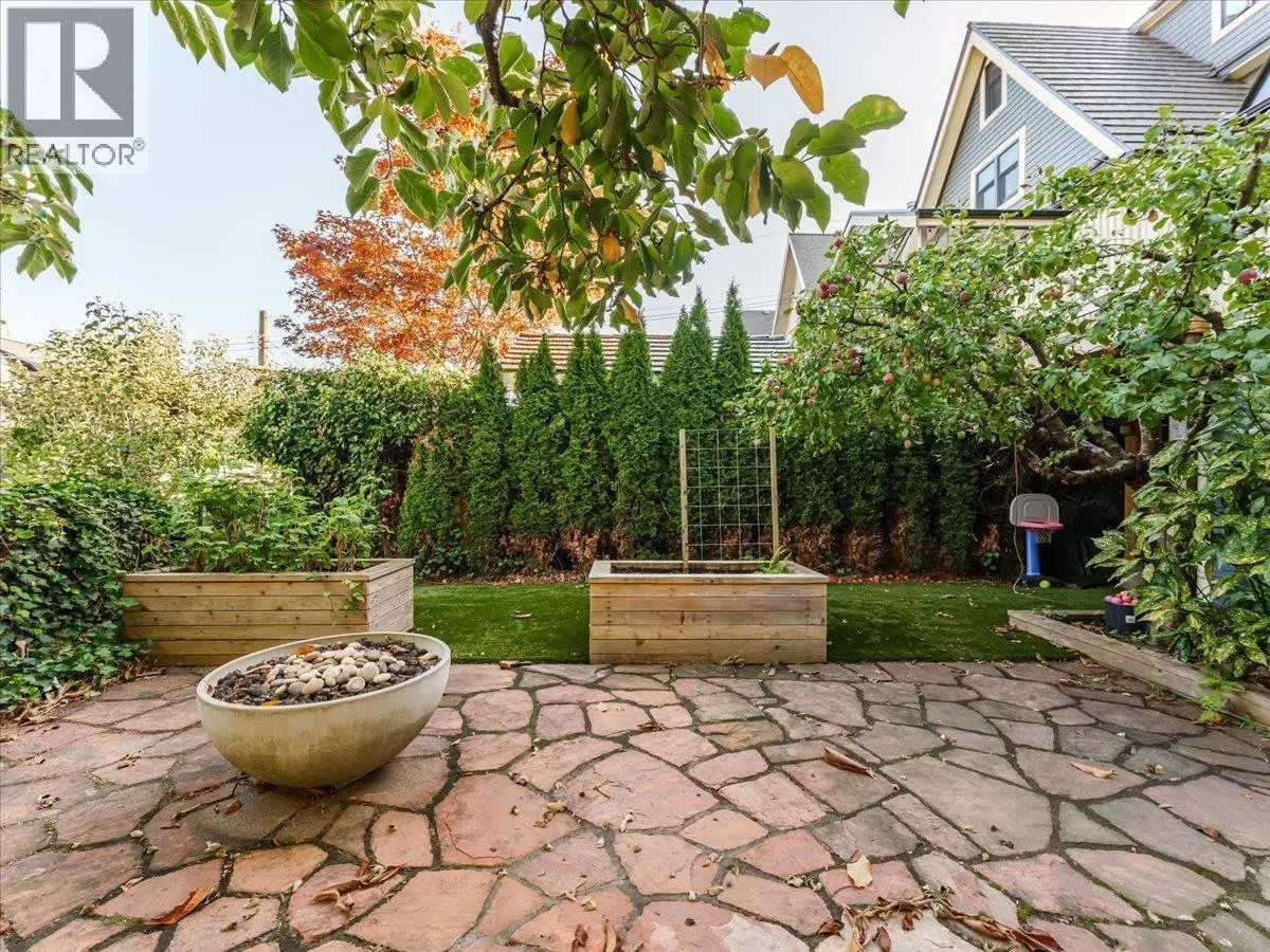 1216 LAKEWOOD DRIVE