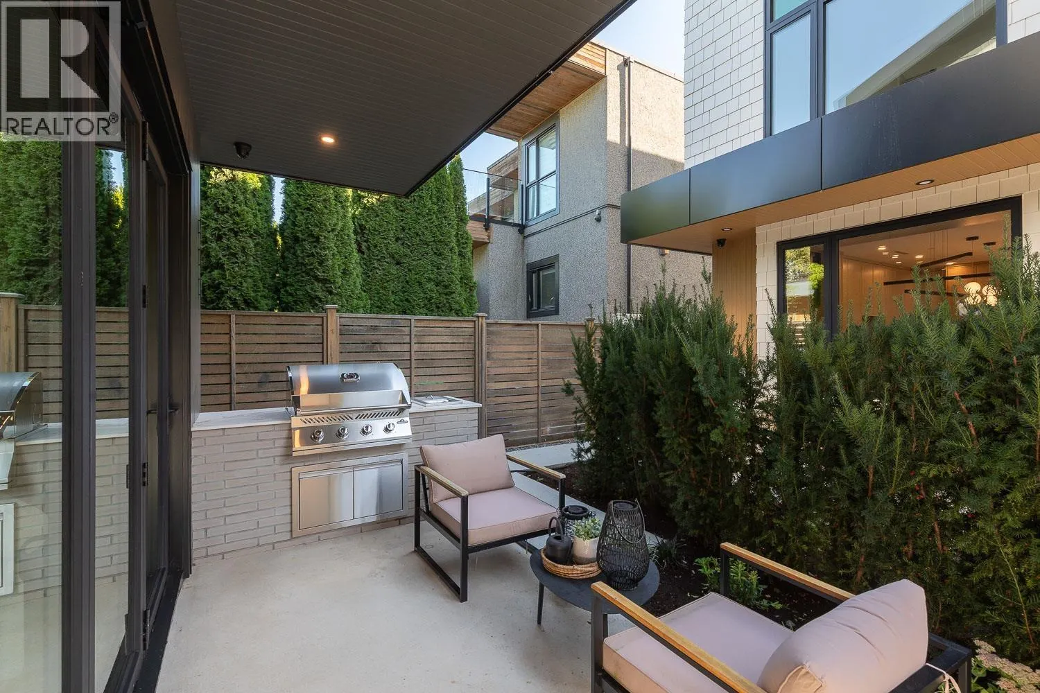 477 W 20TH AVENUE