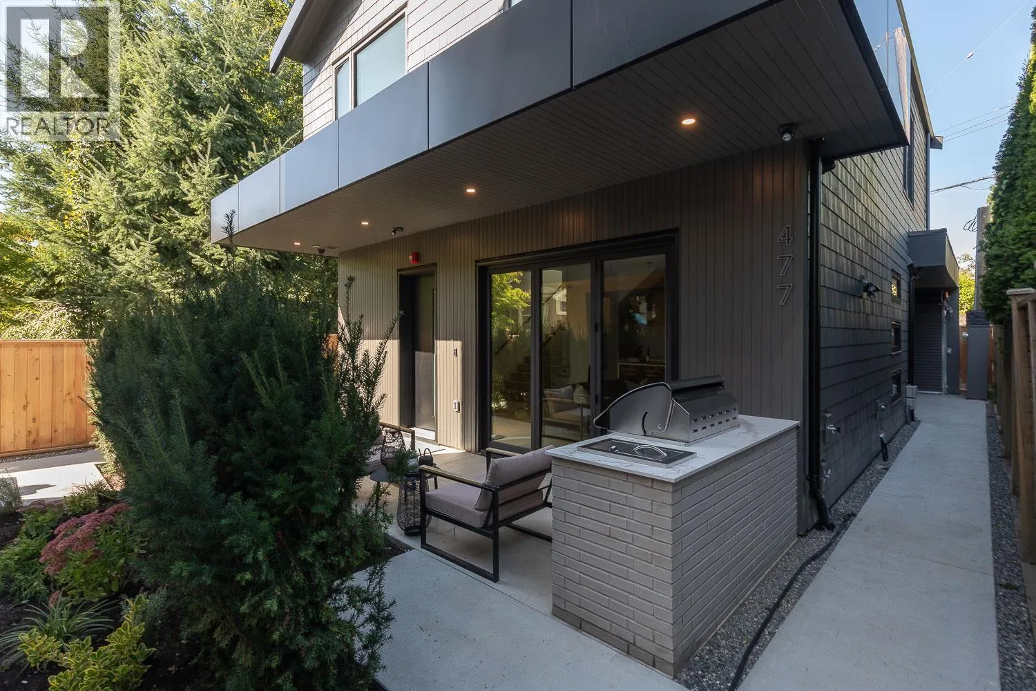 477 W 20TH AVENUE