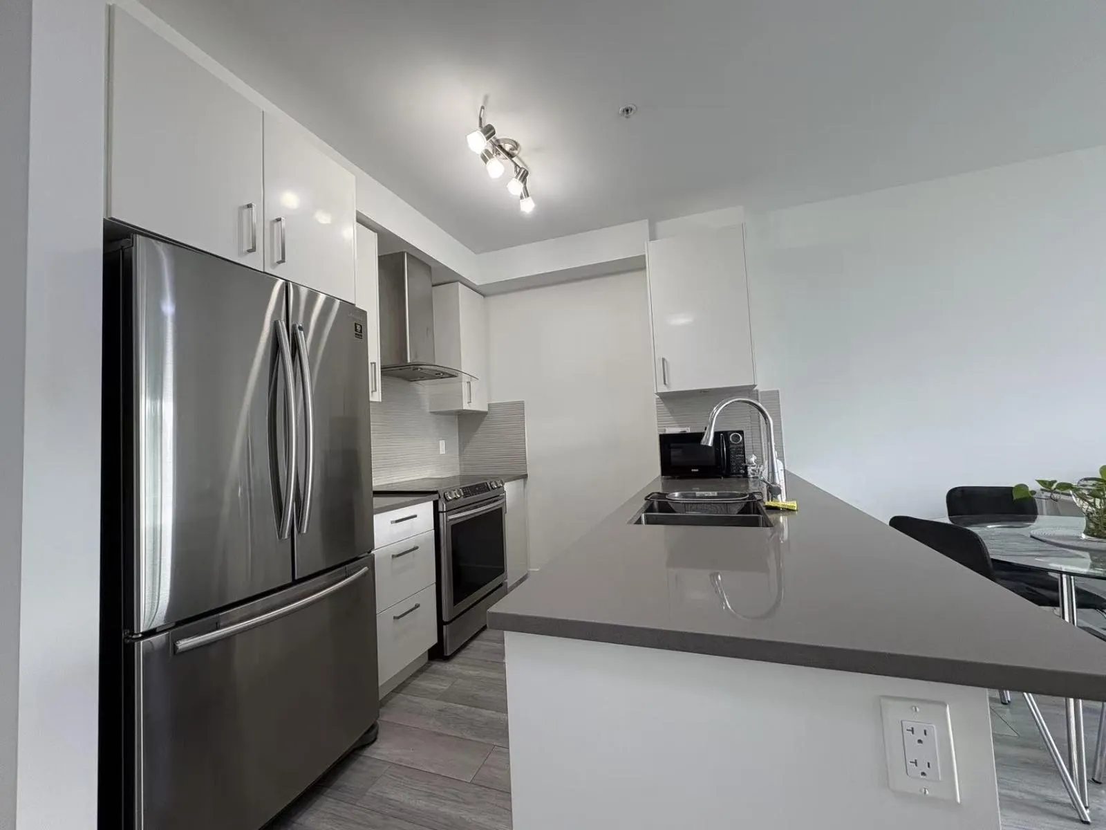 406 9689 140 STREET