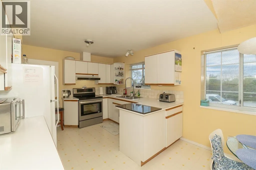 100 E KENSINGTON ROAD