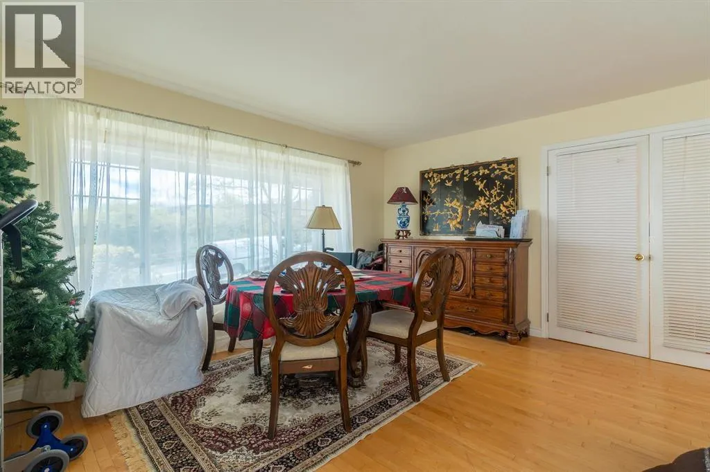 100 E KENSINGTON ROAD