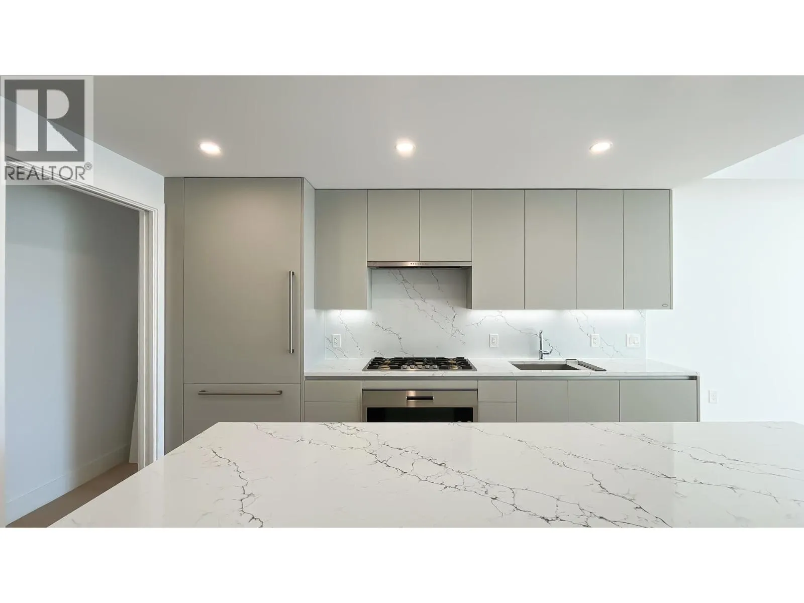 205 1331 MARINE DRIVE