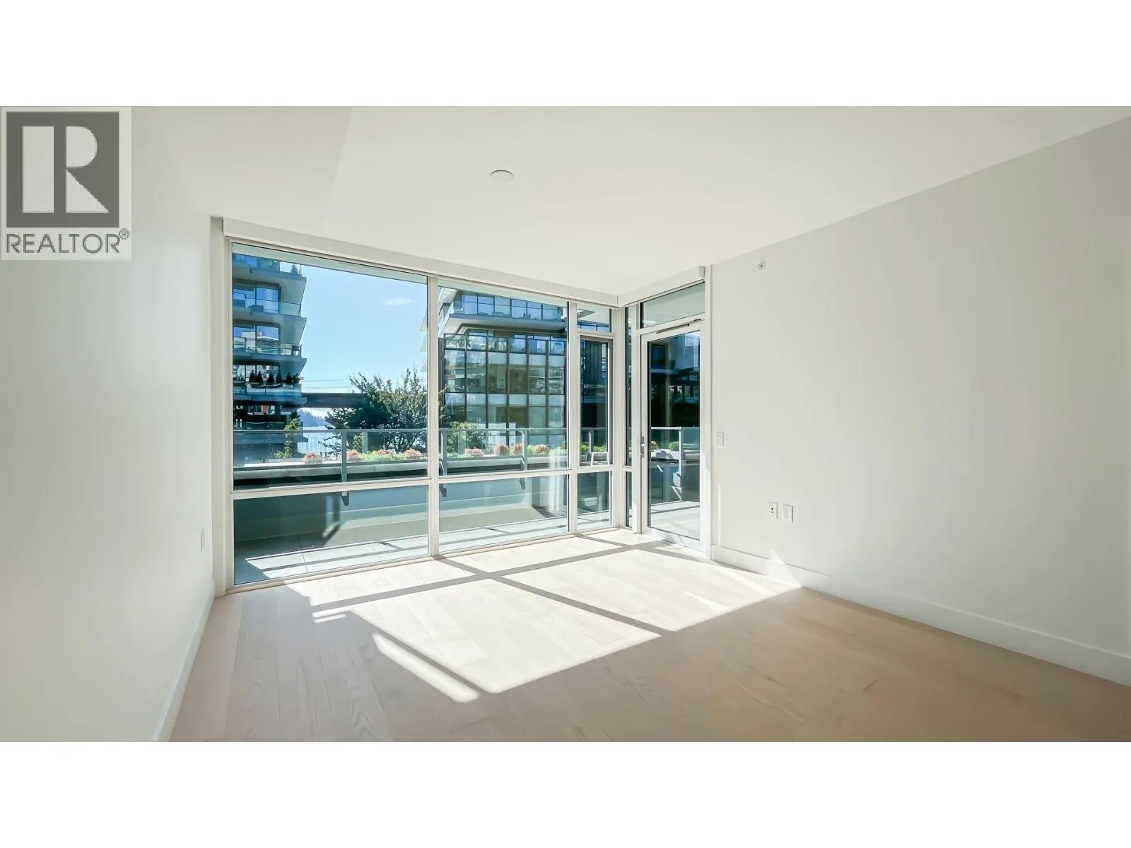 205 1331 MARINE DRIVE