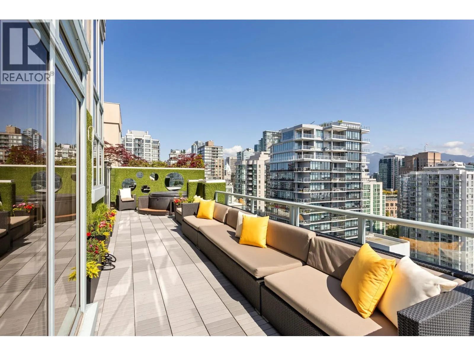 PH1 930 CAMBIE STREET