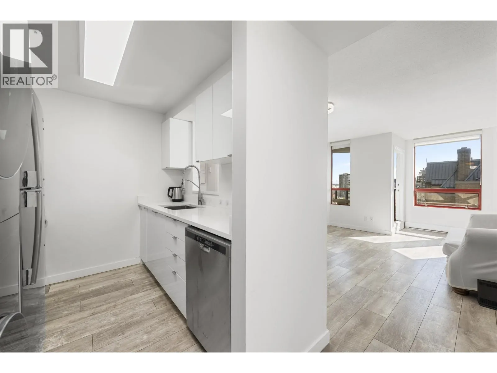 1401 811 HELMCKEN STREET
