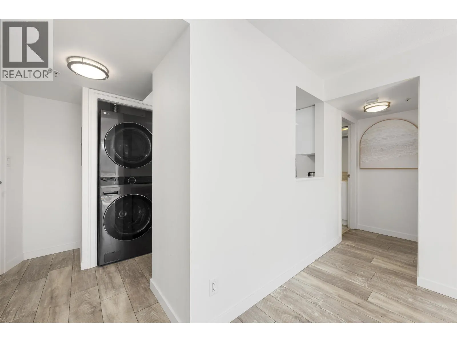 1401 811 HELMCKEN STREET