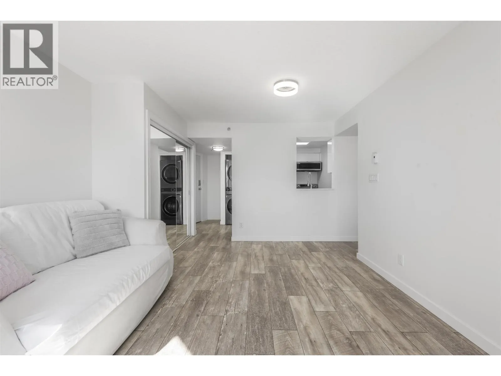 1401 811 HELMCKEN STREET