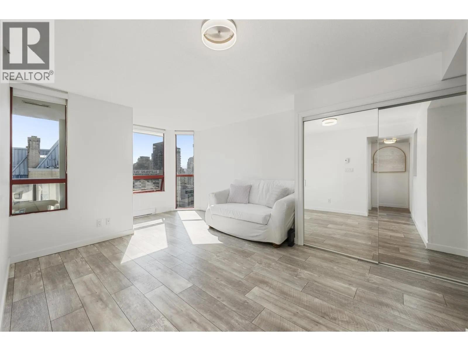 1401 811 HELMCKEN STREET