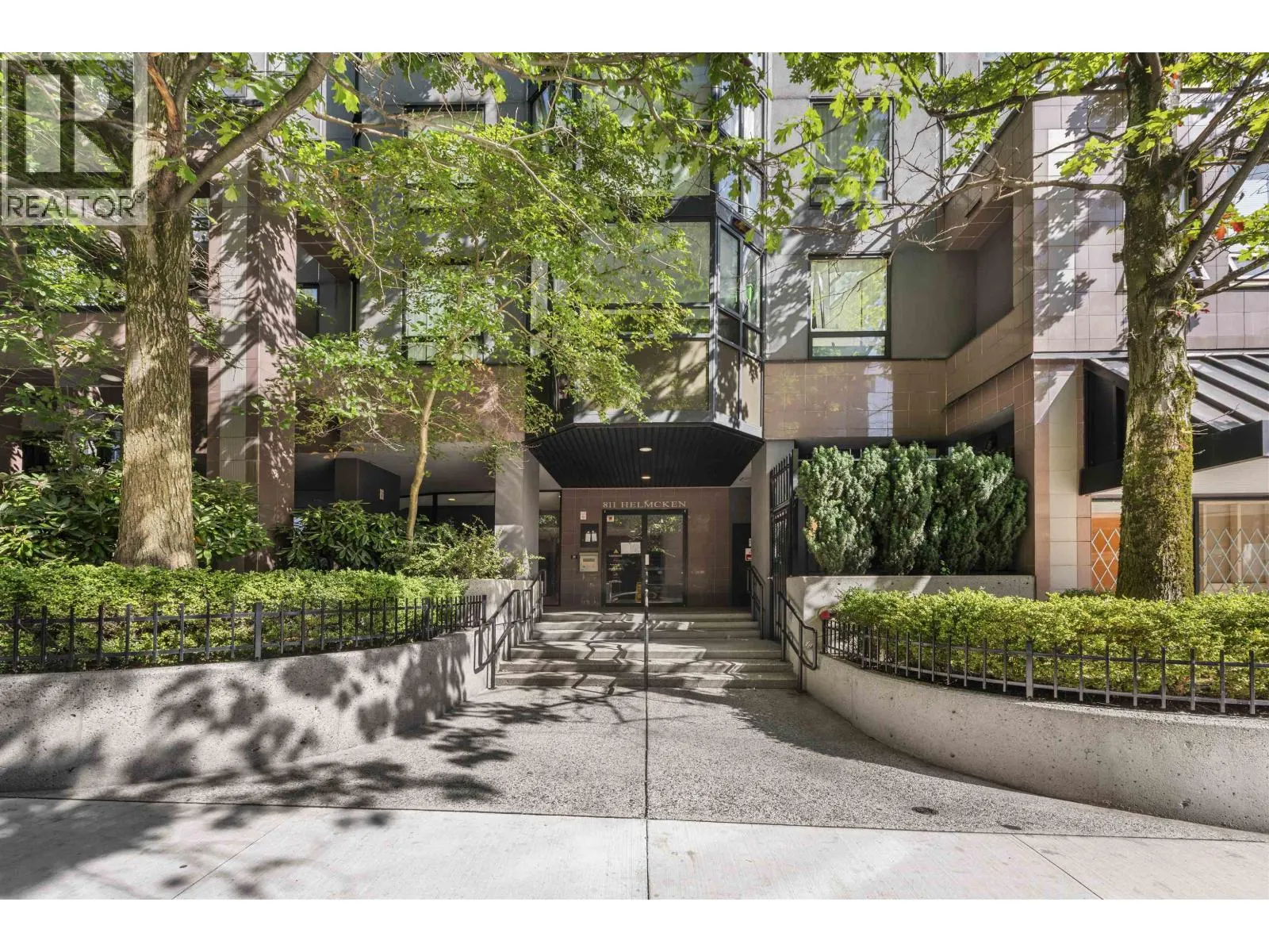 1401 811 HELMCKEN STREET