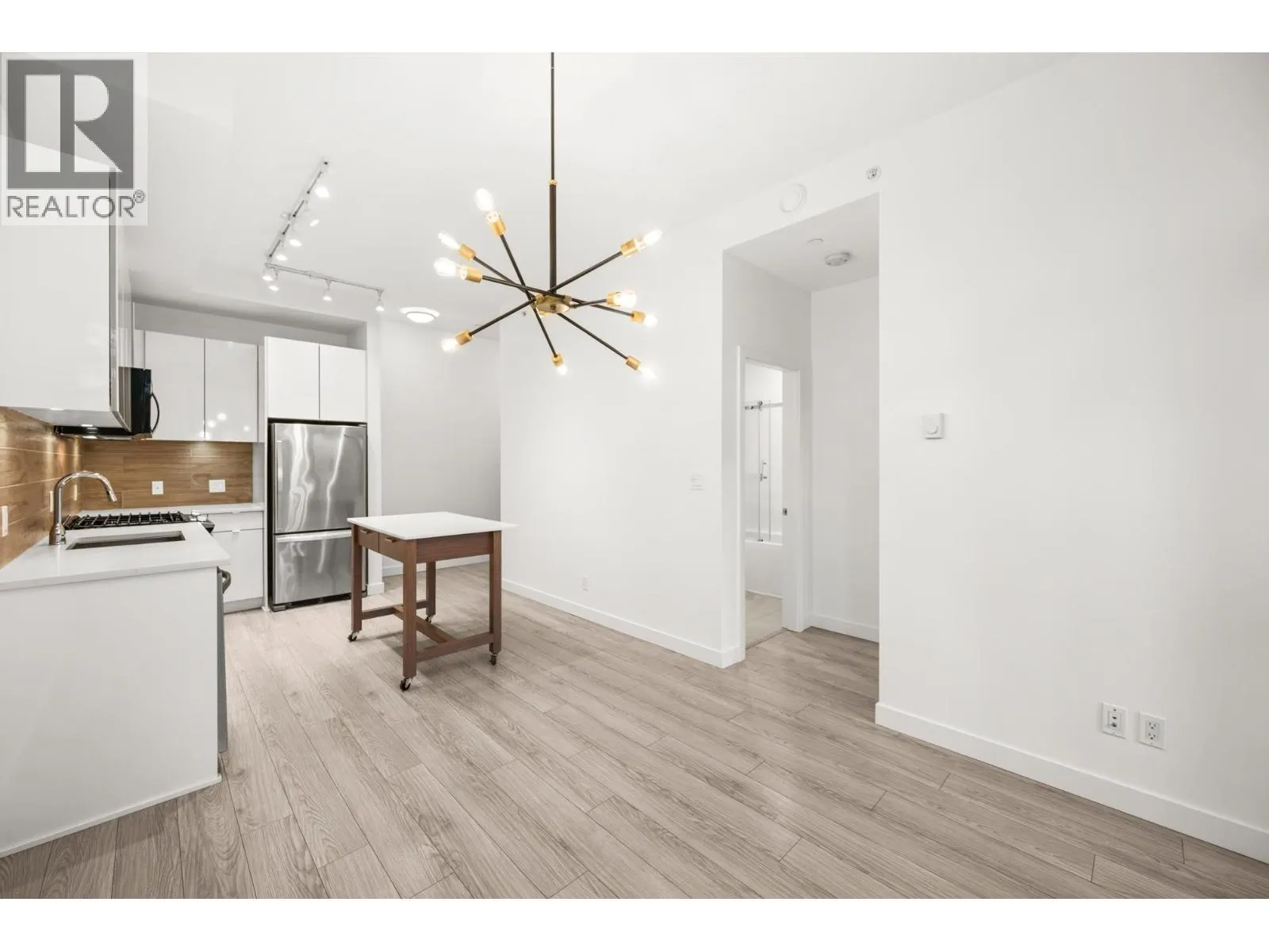 102 200 NELSON'S CRESCENT