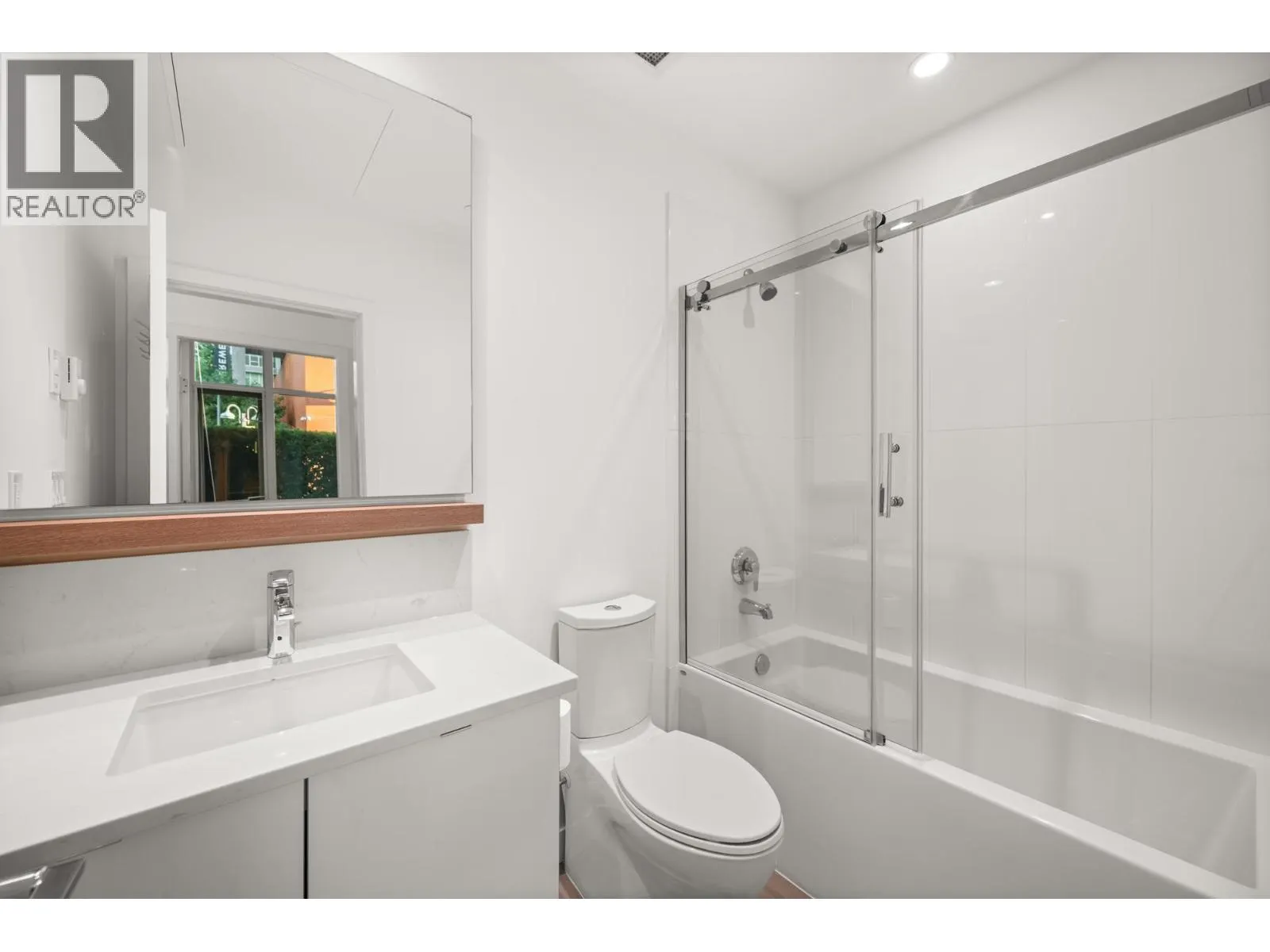 102 200 NELSON'S CRESCENT
