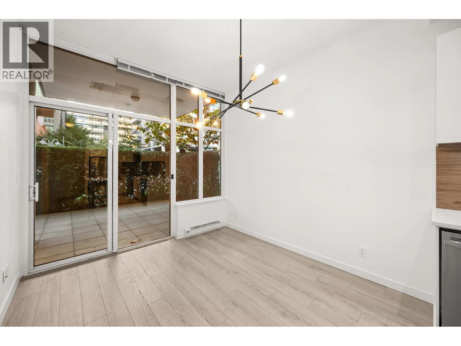 102 200 NELSON'S CRESCENT