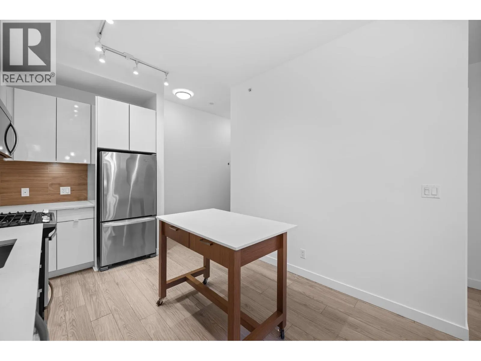 102 200 NELSON'S CRESCENT