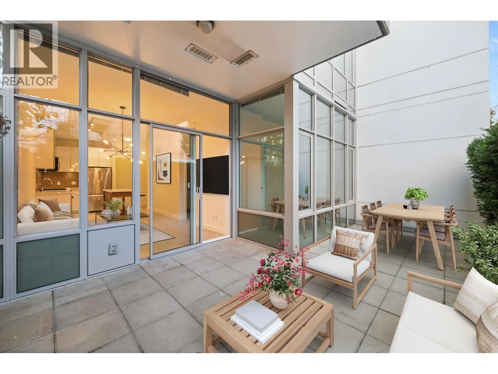 102 200 NELSON'S CRESCENT