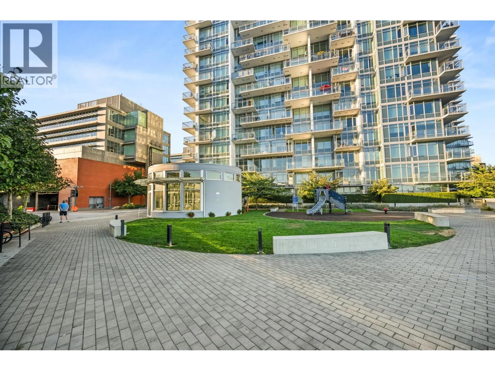 102 200 NELSON'S CRESCENT