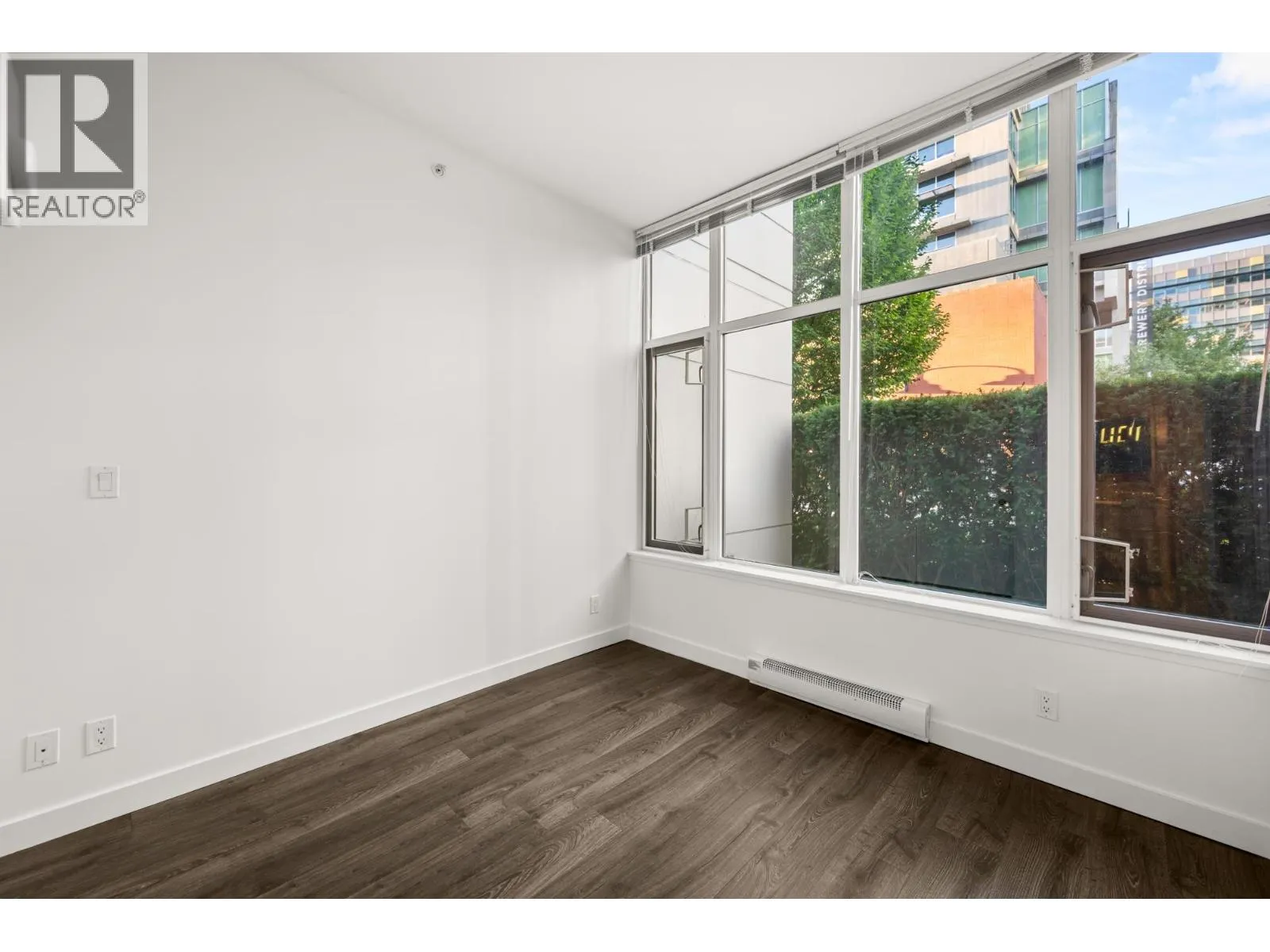 102 200 NELSON'S CRESCENT