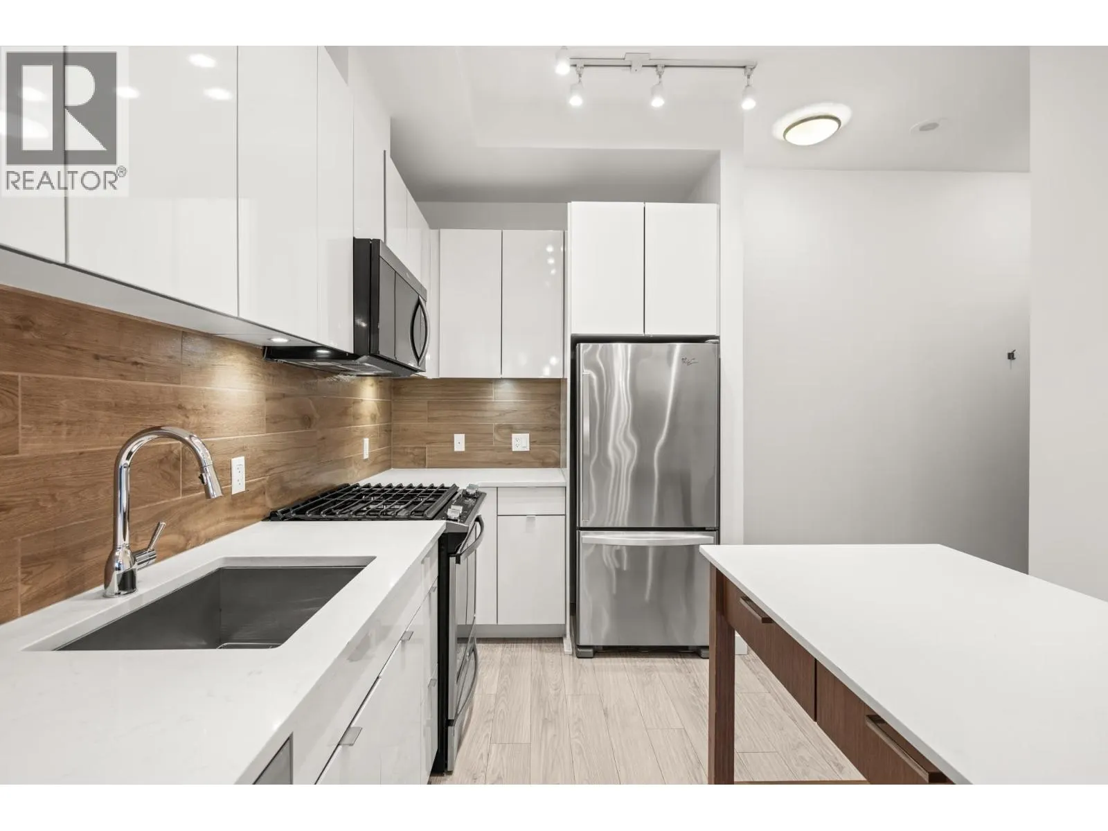 102 200 NELSON'S CRESCENT