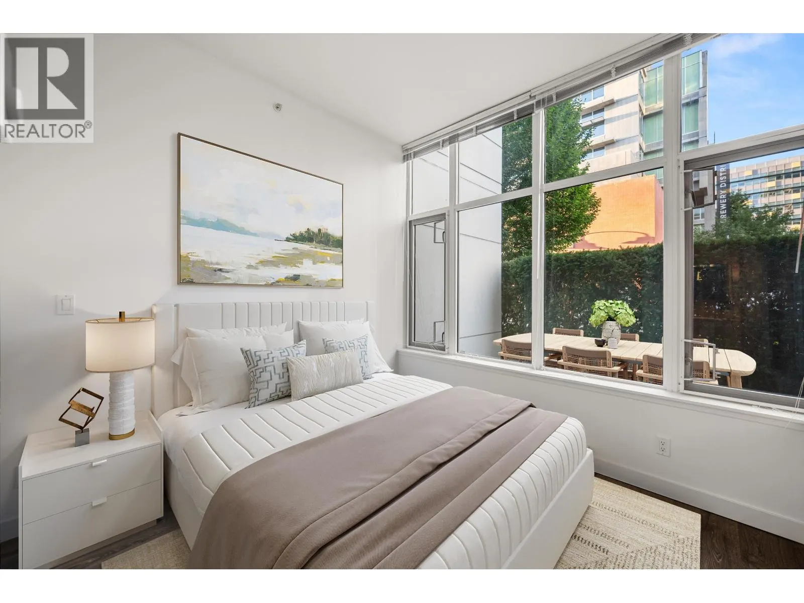 102 200 NELSON'S CRESCENT