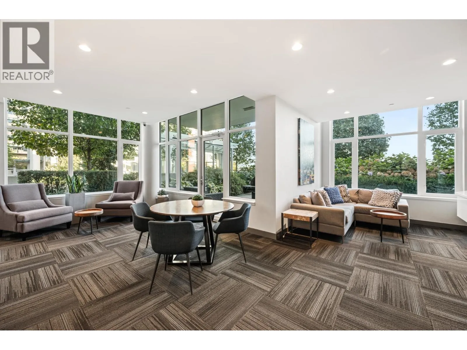 102 200 NELSON'S CRESCENT