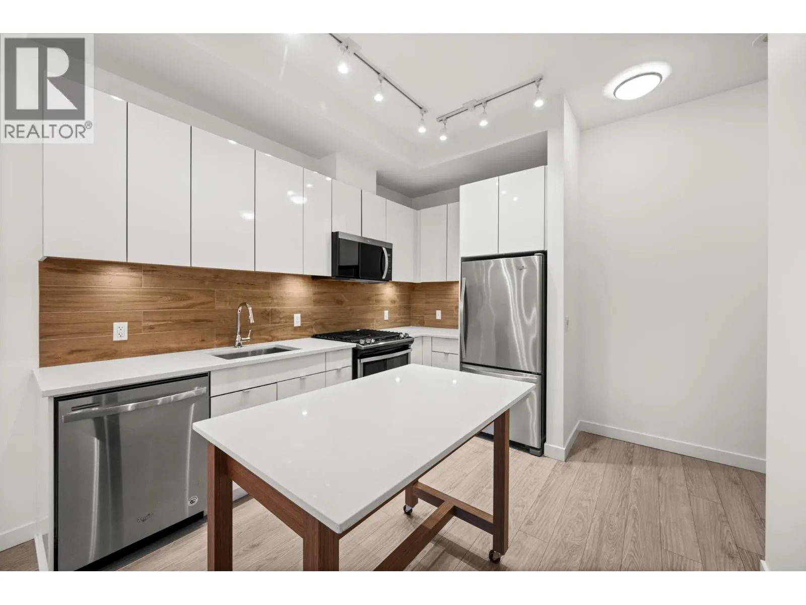 102 200 NELSON'S CRESCENT