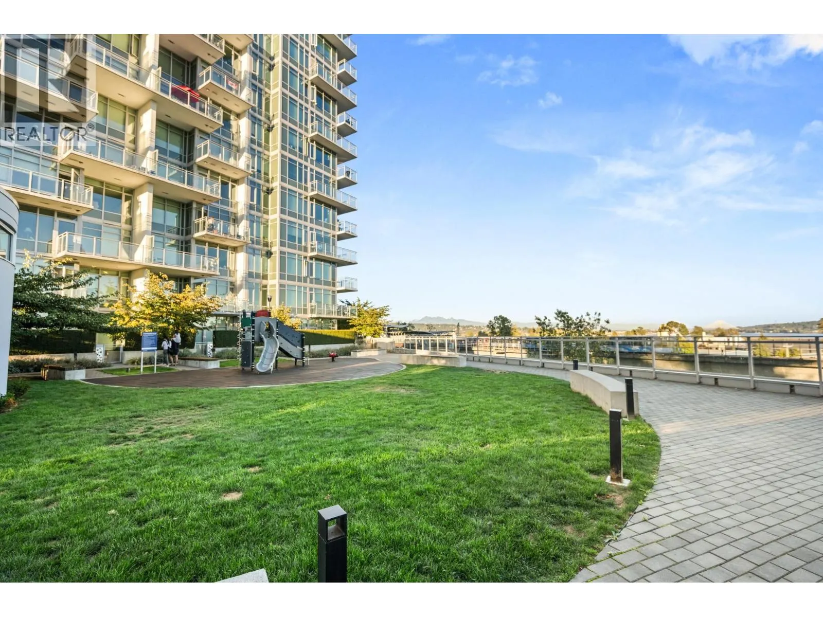 102 200 NELSON'S CRESCENT