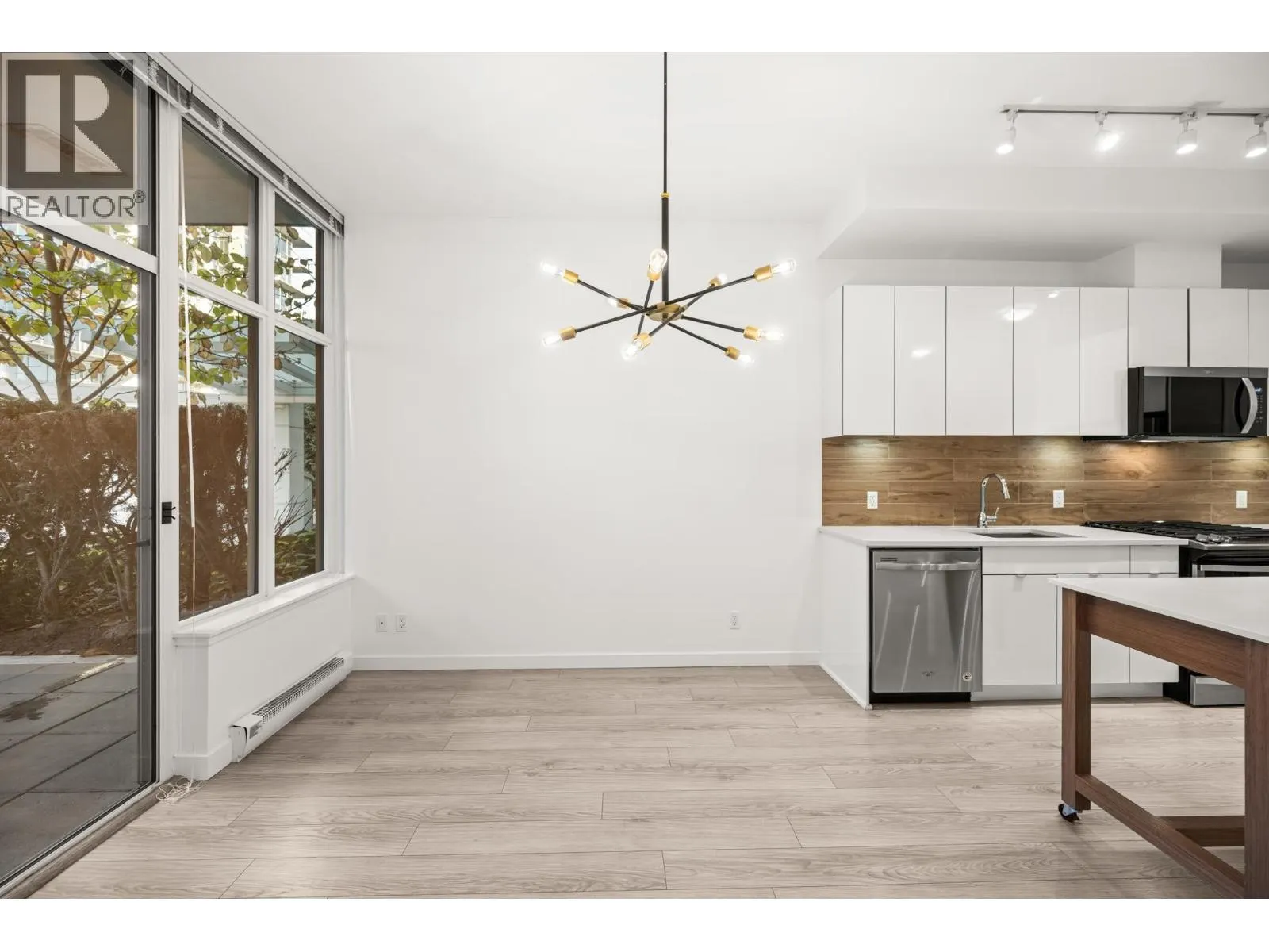 102 200 NELSON'S CRESCENT